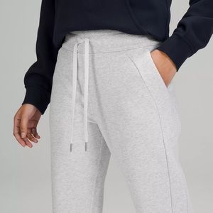 Scuba High-Rise Cropped Grey Lululemon Joggers (never worn, size 4)